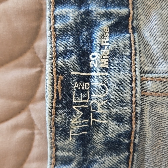 Time and Tru Light Blue Cropped Jeans - Picture 4 of 10